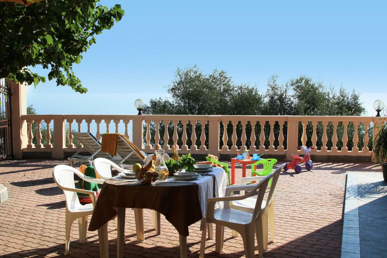 Appartamenti Villa Chiara Империа Екстериор снимка